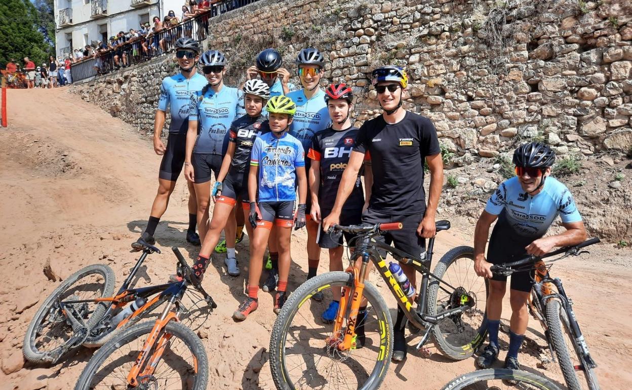 Los ciclistas que inauguraron ayer el nuevo circuito. 
