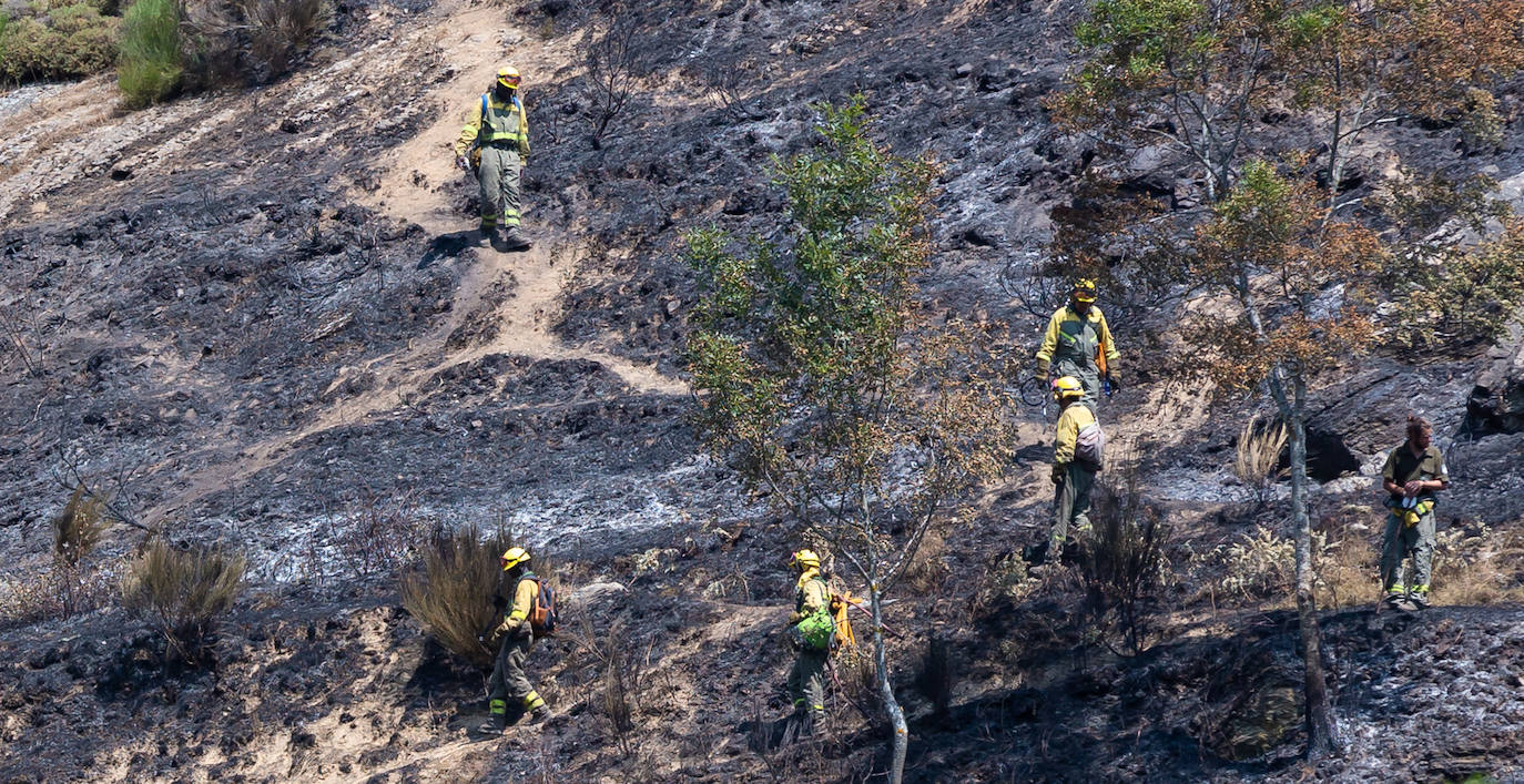 El incendio que se originó el sábado en Ezcaray ha sido declarado extinguido, aunque se mantiene la vigilancia para evitar que se reavive