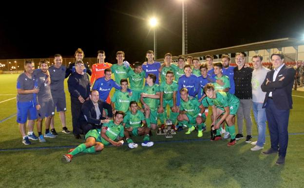 Los jugadores de la Real Sociedad festejan su triunfo en el torneo de 2019, que se jugó también en el Mundial'82. 