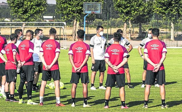 Los jugadores escuchan a Hermoso en su primera charla.