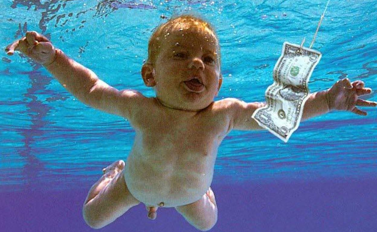 Spencer Elder fue fotografiado en una piscina cuando tenía cuatro meses. 