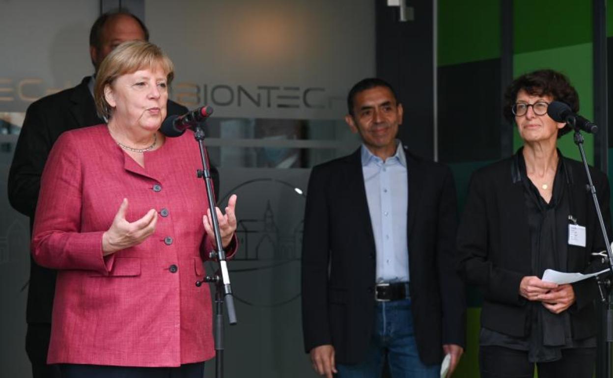 La canciller alemana, Angela Merkel, y los cofundadores de BioNTech, Ugur Sahin y Ozlem Tureci, durante una visita a la planta de vacunas de Biontech en Marburg, en Alemania 