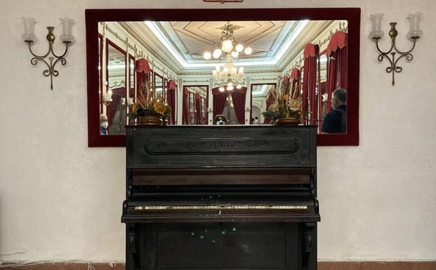 Piano con el Salón de los Espejos reflejado. 