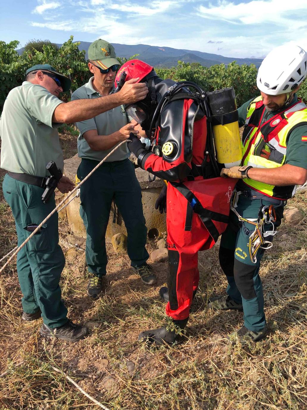 Fotos: La Guardia Civil continua con la búsqueda del desparecido en Entrena