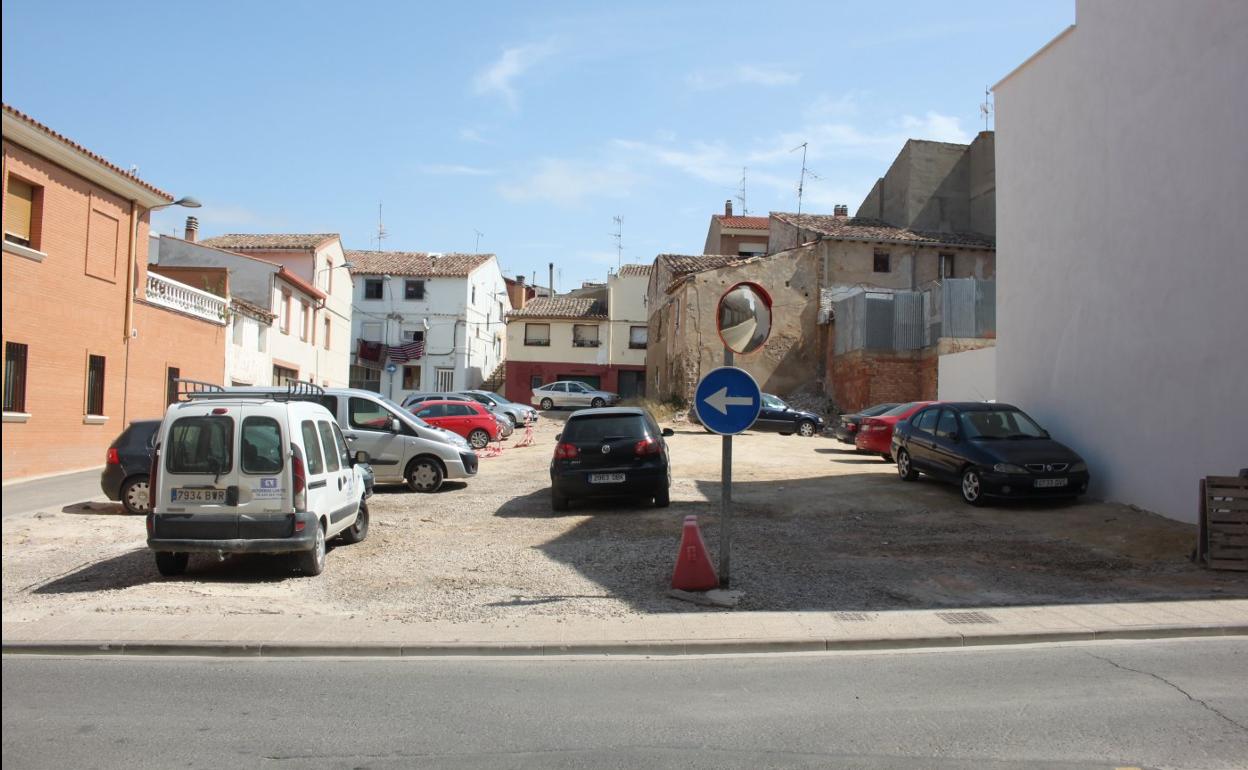 El solar entre ambas calles que el Ayuntamiento estudia adquirir se utiliza como aparcamiento. 