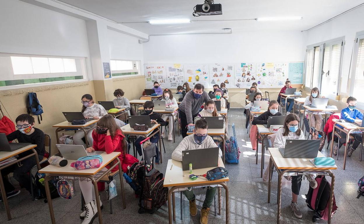 Alumnos con mascarilla en el colegio Rey Pastor. 