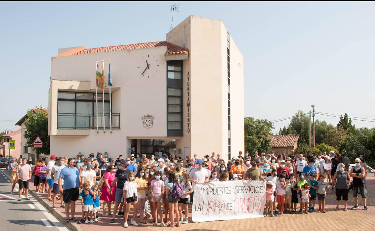 Concentración celebrada junto al Ayuntamiento de Cirueña en demanda de iguales servicios para todos.