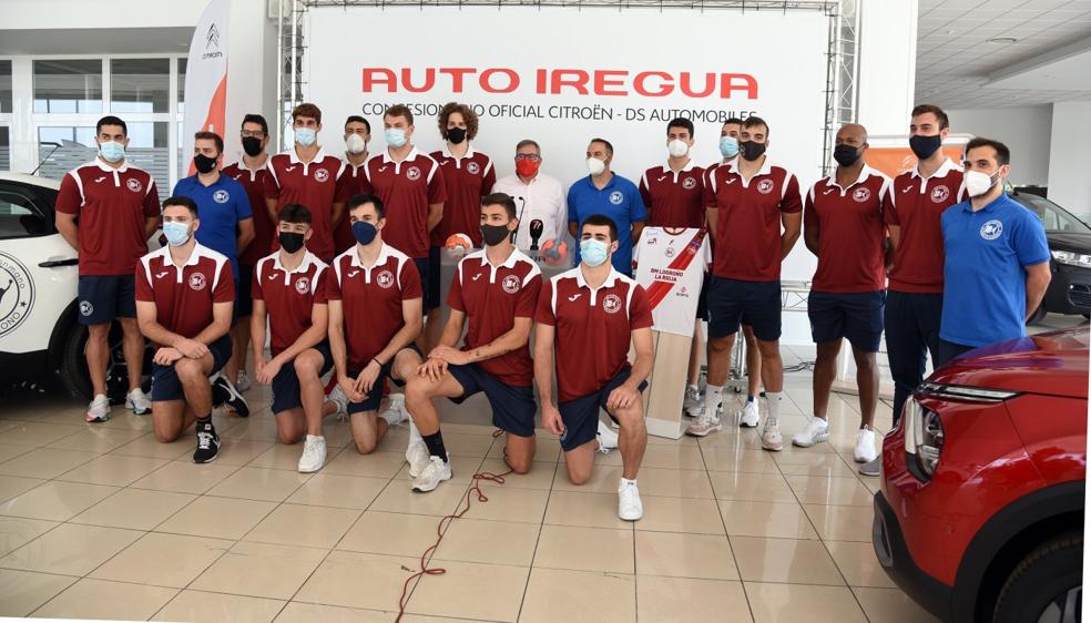 La plantilla del Ciudad de Logroño posa en las instalaciones de Auto Iregua. 
