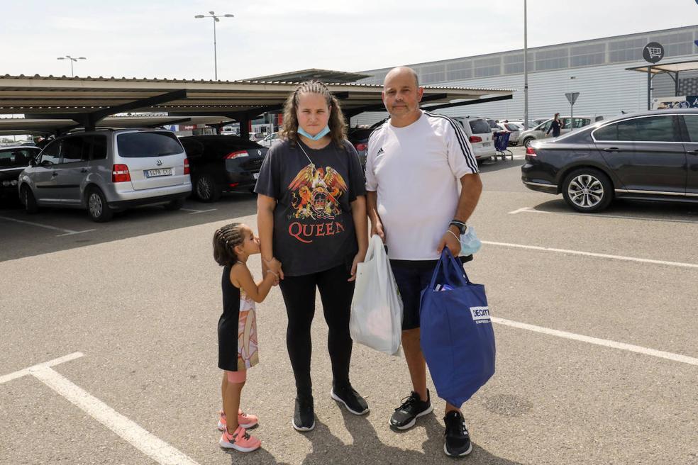 Jéssica Pérez, su marido Javier y su hija Valeria, ayer en Peñíscola. 