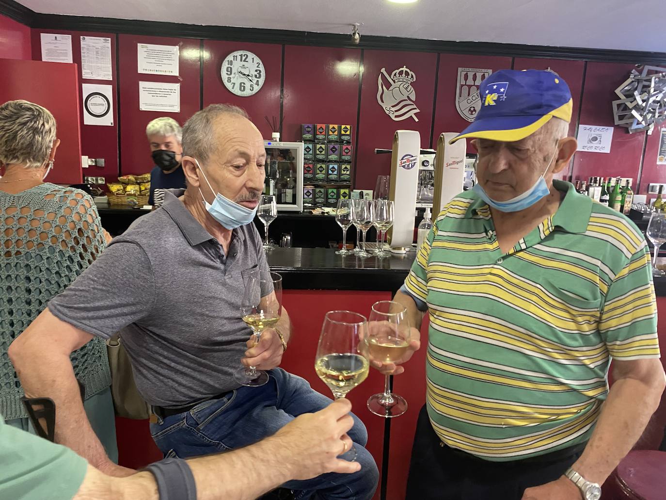 Un brinids por la ilusión. Arciniega y Bañares barajaban opciones de inversión.