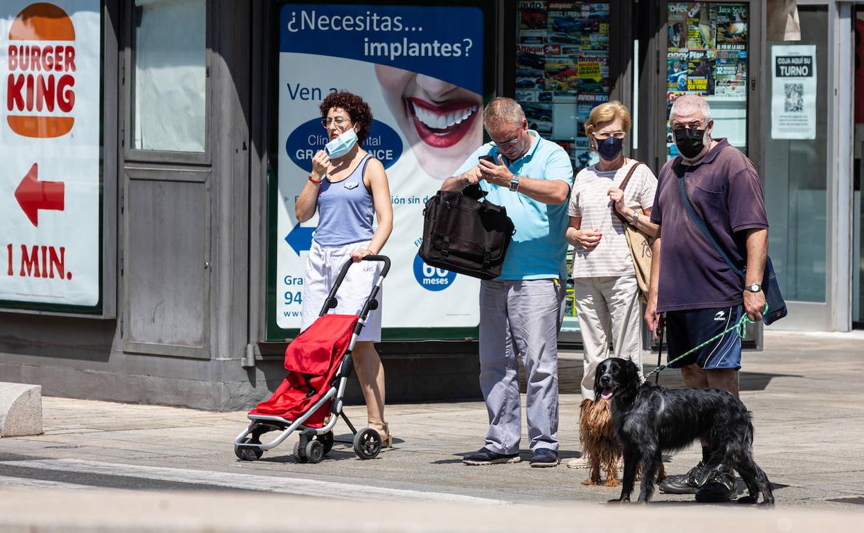 Peatones esperan en Logroño para cruzar por un semáforo. 