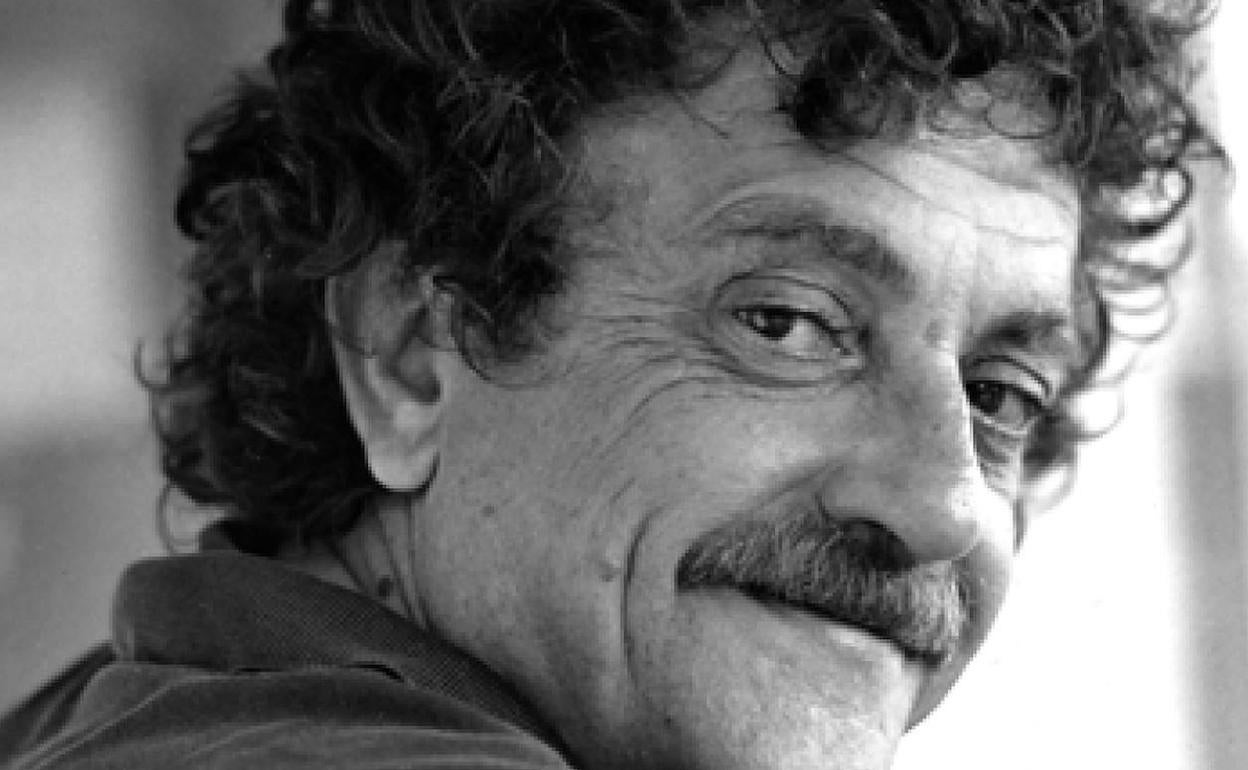 El escritor estadounidense Kurt Vonnegut, que murió hace 14 años, en una imagen sin datar. 