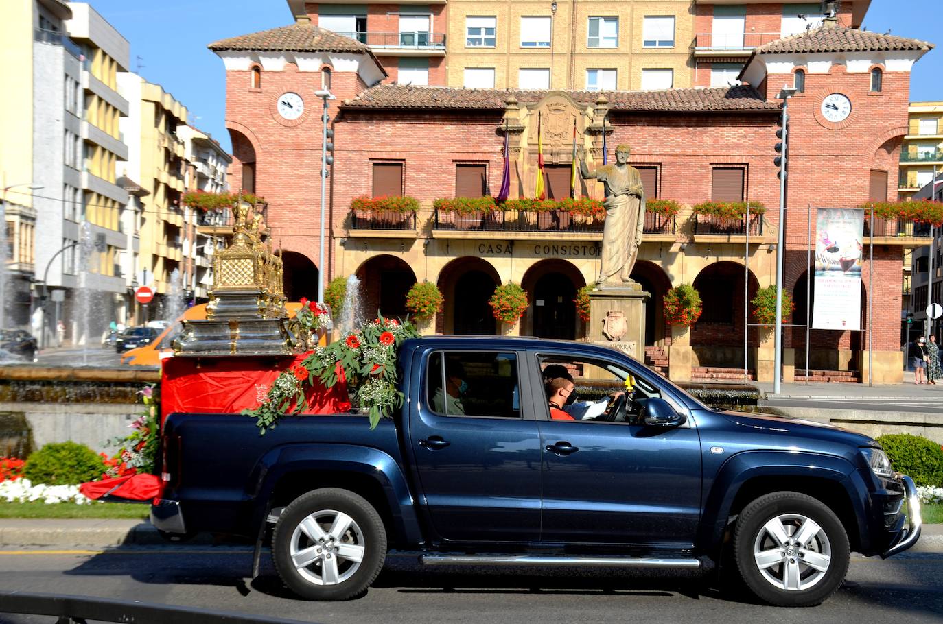 Fotos: Los Santos Mártires procesionan en coche por Calahorra