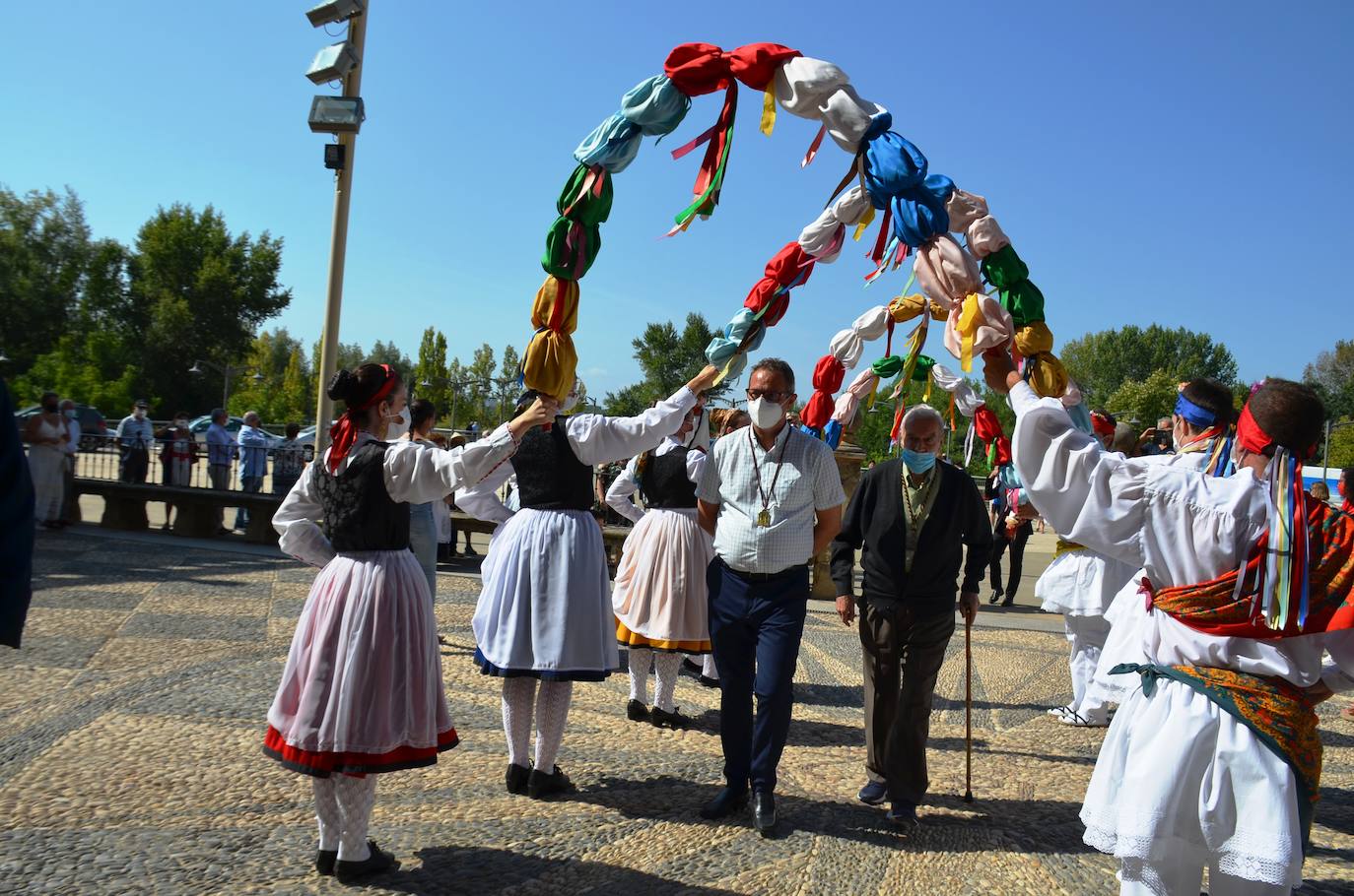 Fotos: Los Santos Mártires procesionan en coche por Calahorra