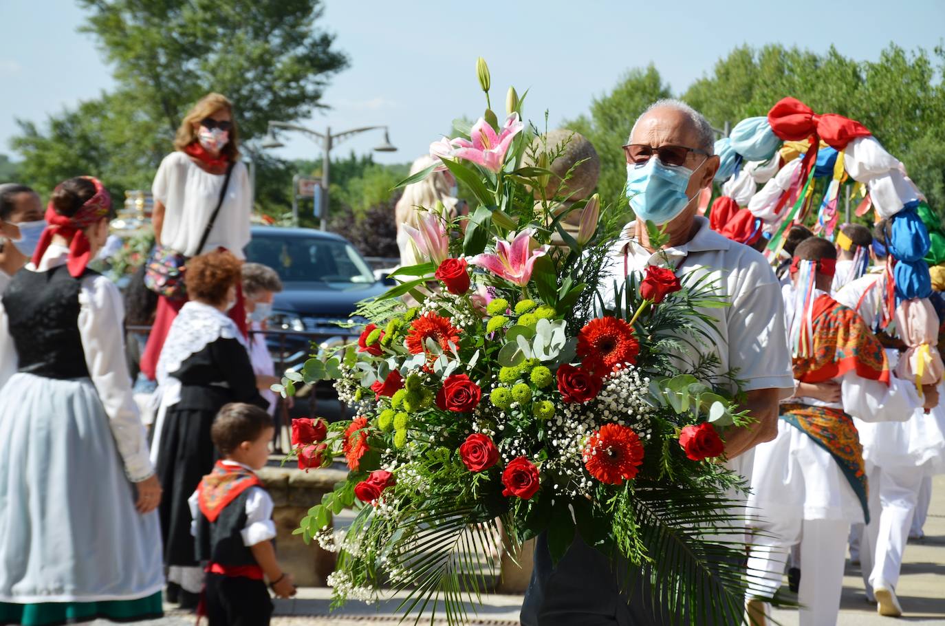 Fotos: Los Santos Mártires procesionan en coche por Calahorra