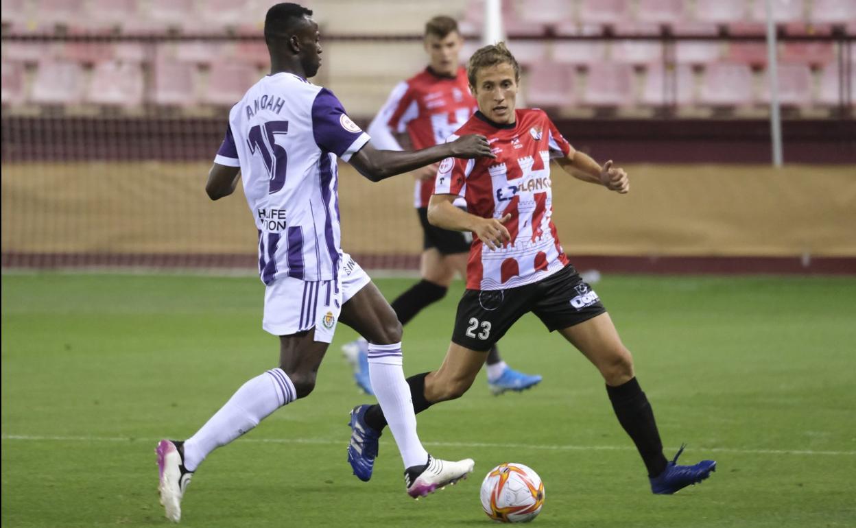 Javito, que cumple su tercera temporada como blanquirrojo, está llamado a ser uno de los fijos de Llona. 