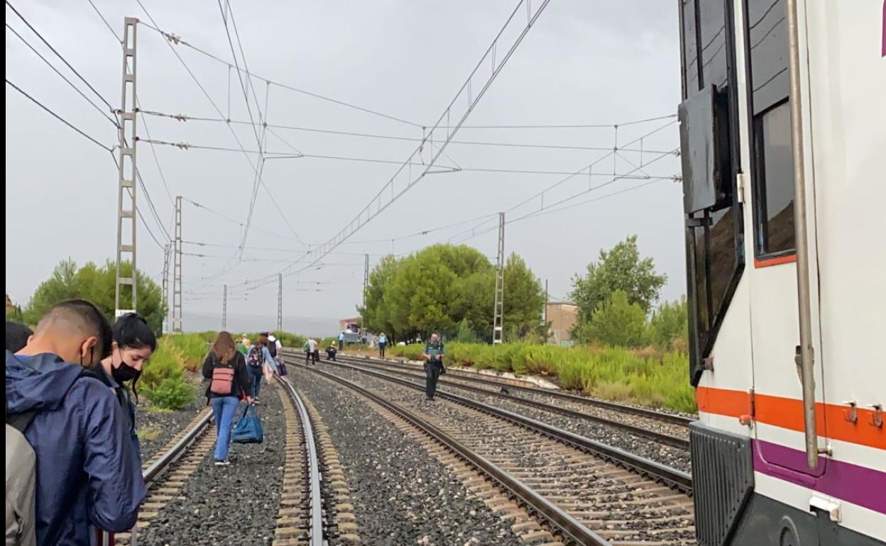 Los pasajeros que iban en tren de Logroño a Madrid, trasladados en autobús hasta Zaragoza