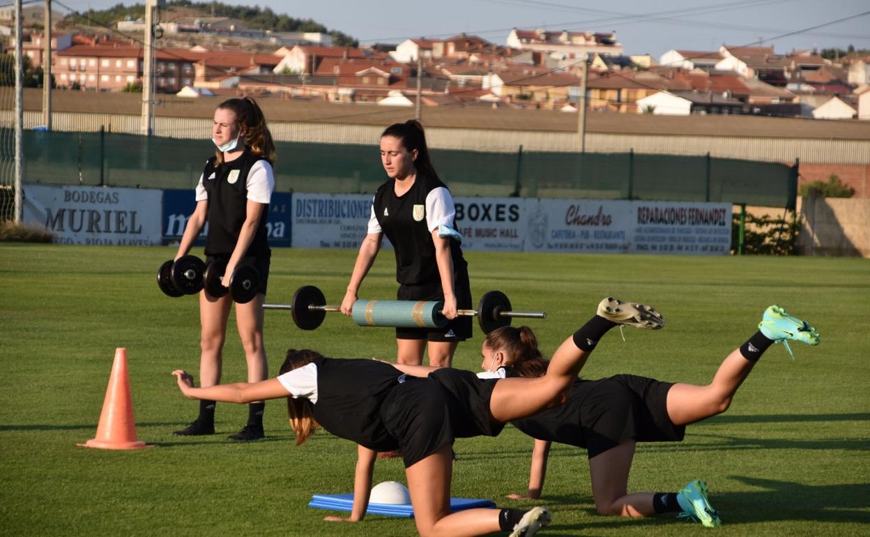 Las jugadoras del Pradejón en uno de sus entrenamiendos de pretemporada. 