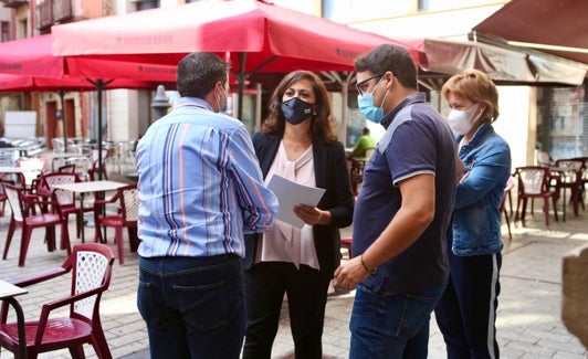 Andreu conversa con sus colaboradores tras oficializar su precandidatura. 