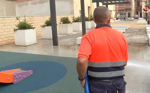 Un operario limpia las calles de Quel el día después de la tormenta. 