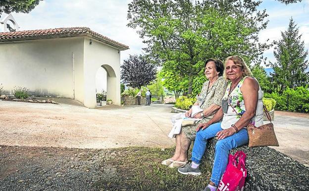 Antonia Calahorra y María José Hernández, en Sorzano. 