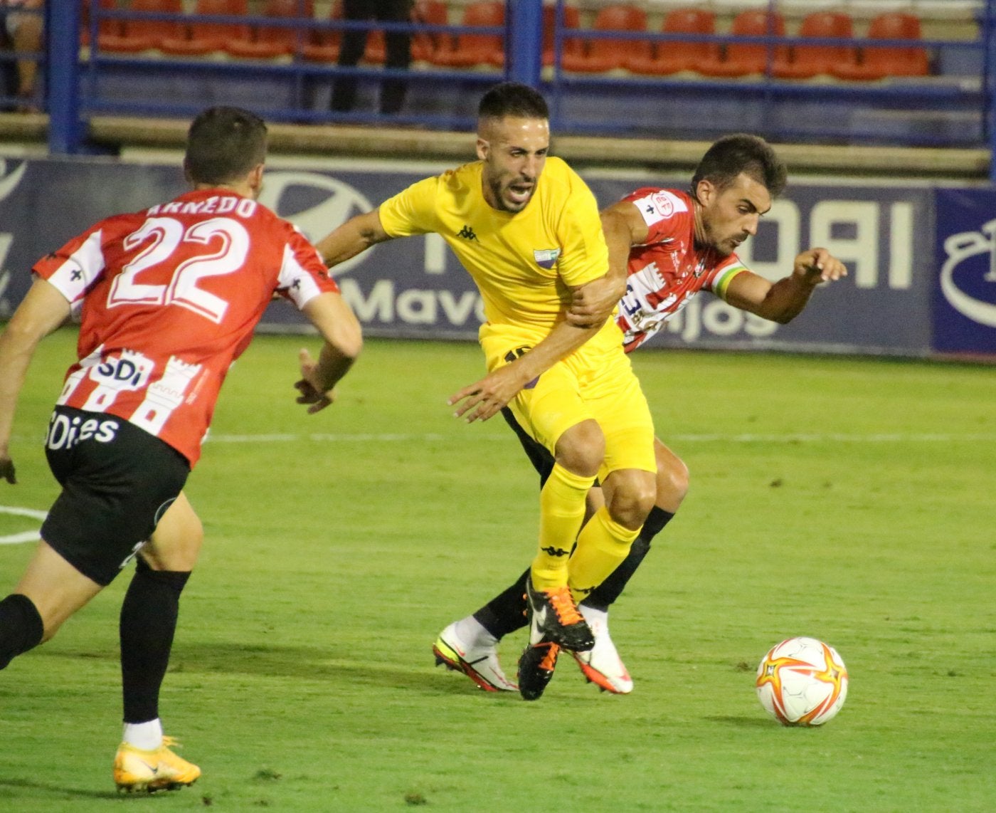 Emilio Lozano presiona a un jugador del Extremadura en el partido del sábado. 