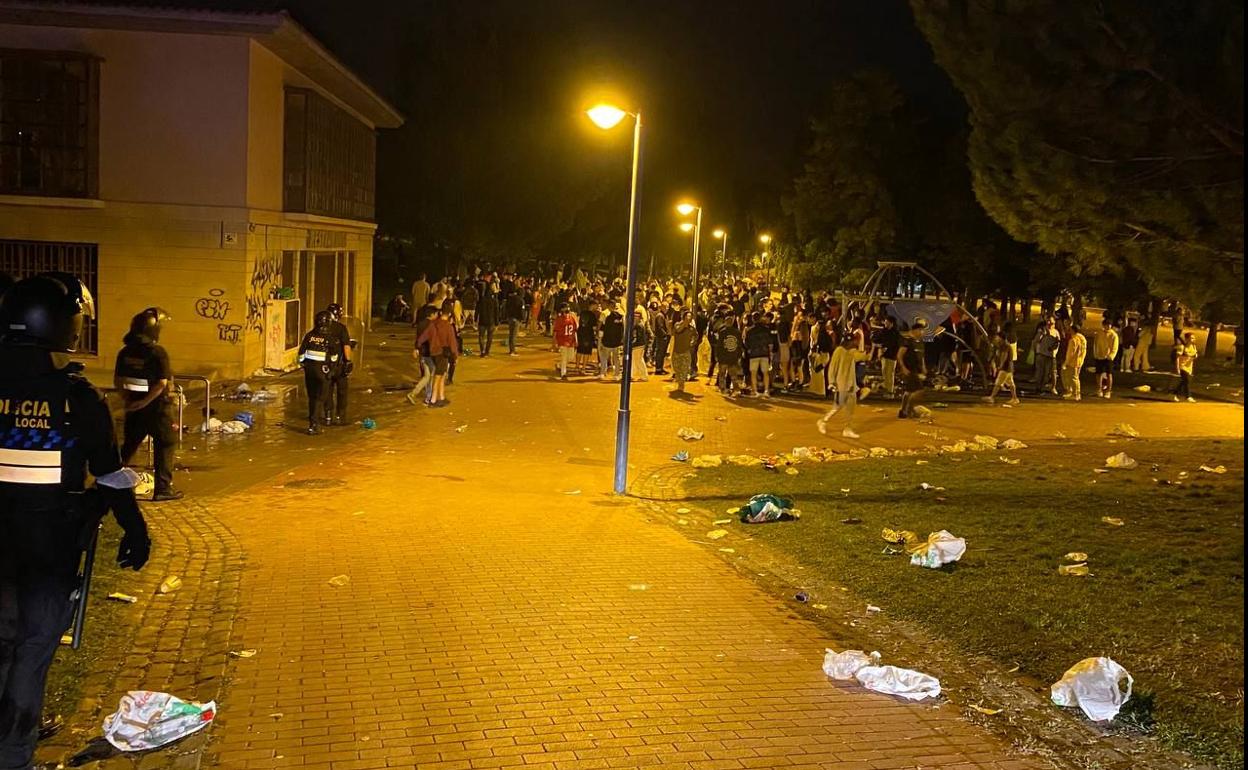 Momento del desalojo policial del parque del Ebro la madrugada del pasado domingo.