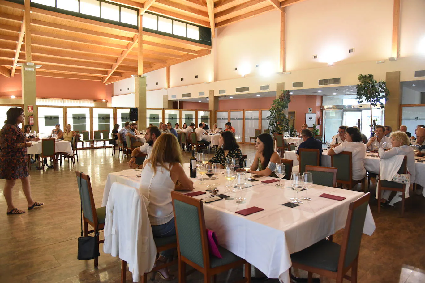 Los jugadores del torneo de patrocinadores de la Liga de Golf y Vino disfrutaron de una cata en El Campo de Logroño. 