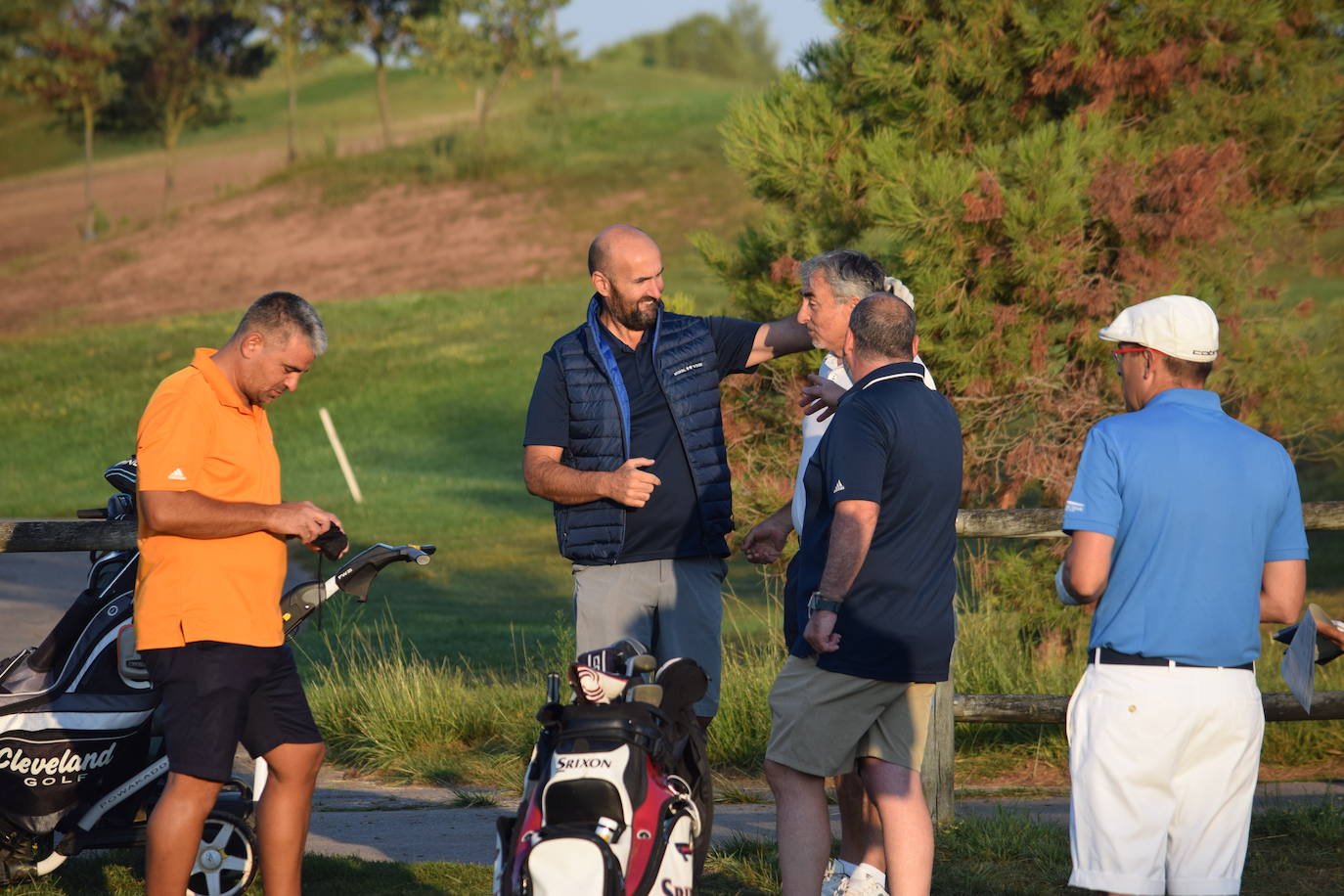 Los participantes en el torneo de patrocinadores de la Liga de Golf y Vino disfrutaron de un gran día de golf en El Campo de Logroño. 