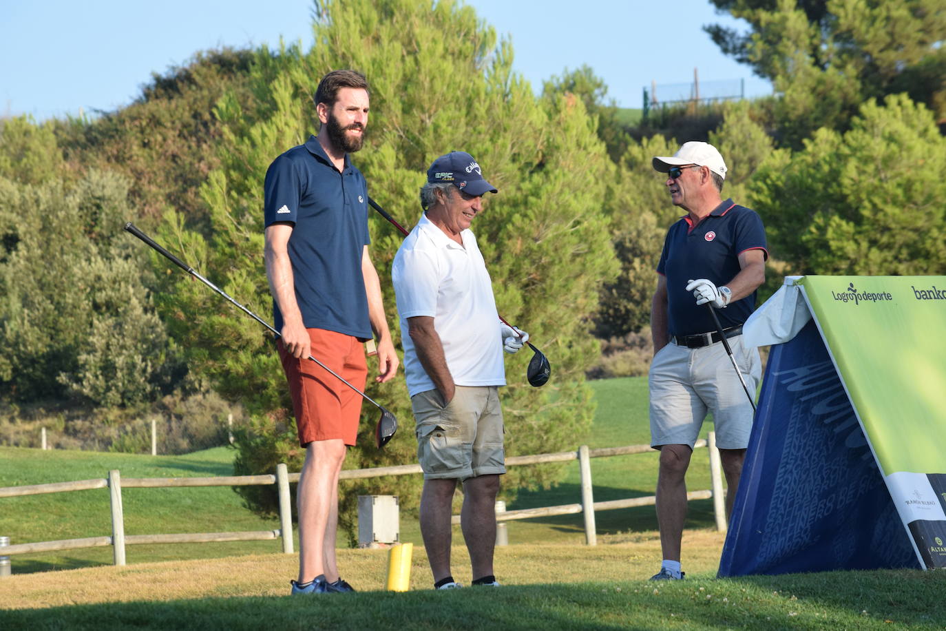 Los participantes en el torneo de patrocinadores de la Liga de Golf y Vino disfrutaron de un gran día de golf en El Campo de Logroño. 