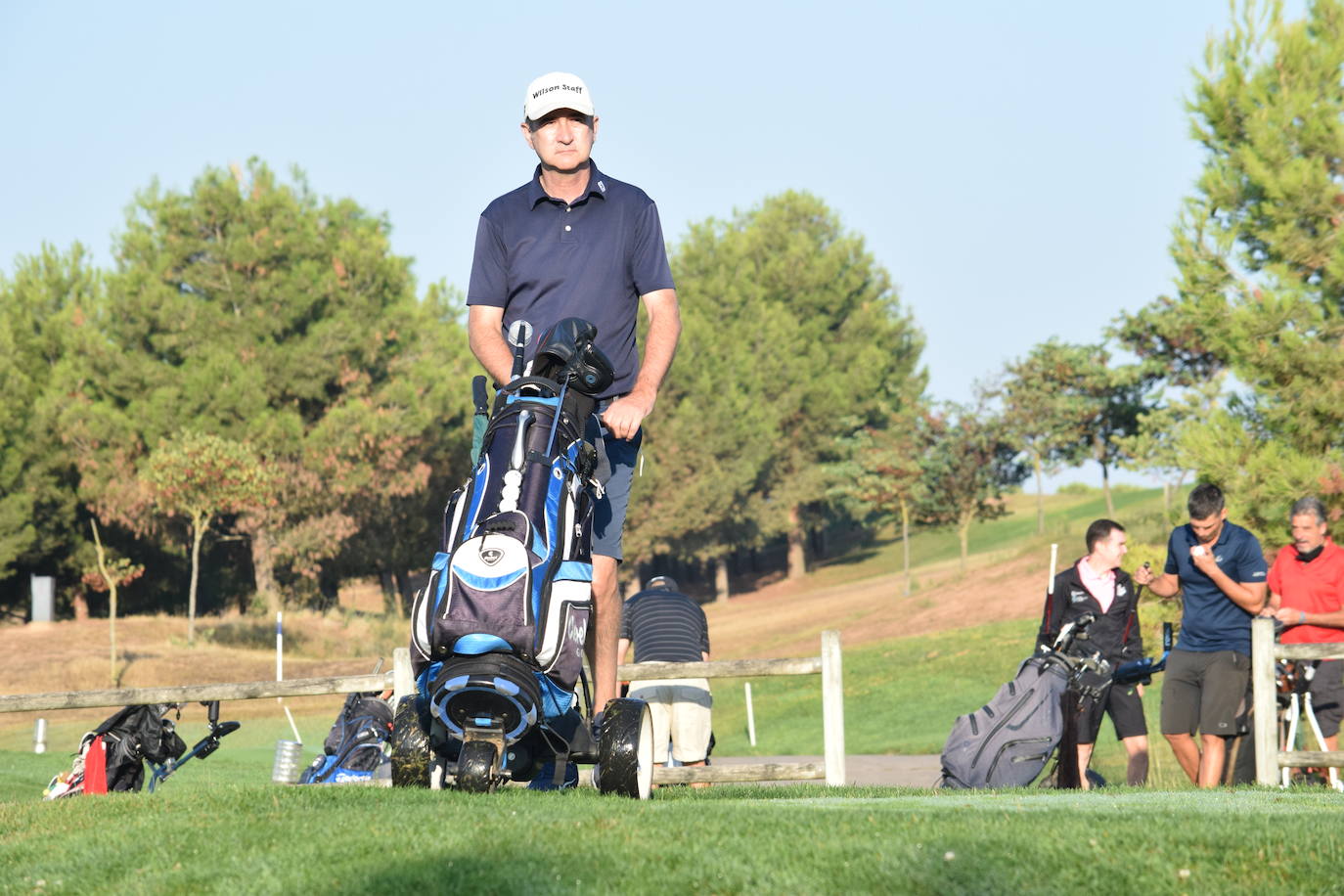 Los participantes en el torneo de patrocinadores de la Liga de Golf y Vino disfrutaron de un gran día de golf en El Campo de Logroño. 