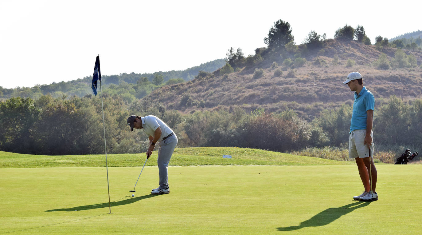 Los participantes en el torneo de patrocinadores de la Liga de Golf y Vino disfrutaron de un gran día de golf en El Campo de Logroño. 