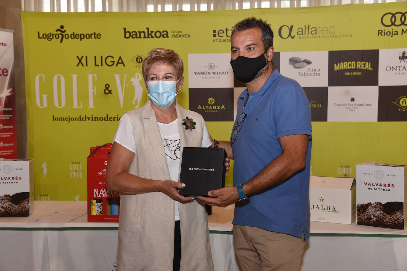 Los ganadores del torneo de los patrocinadores de la Liga de Golf y Vino recibieron sus premios. 