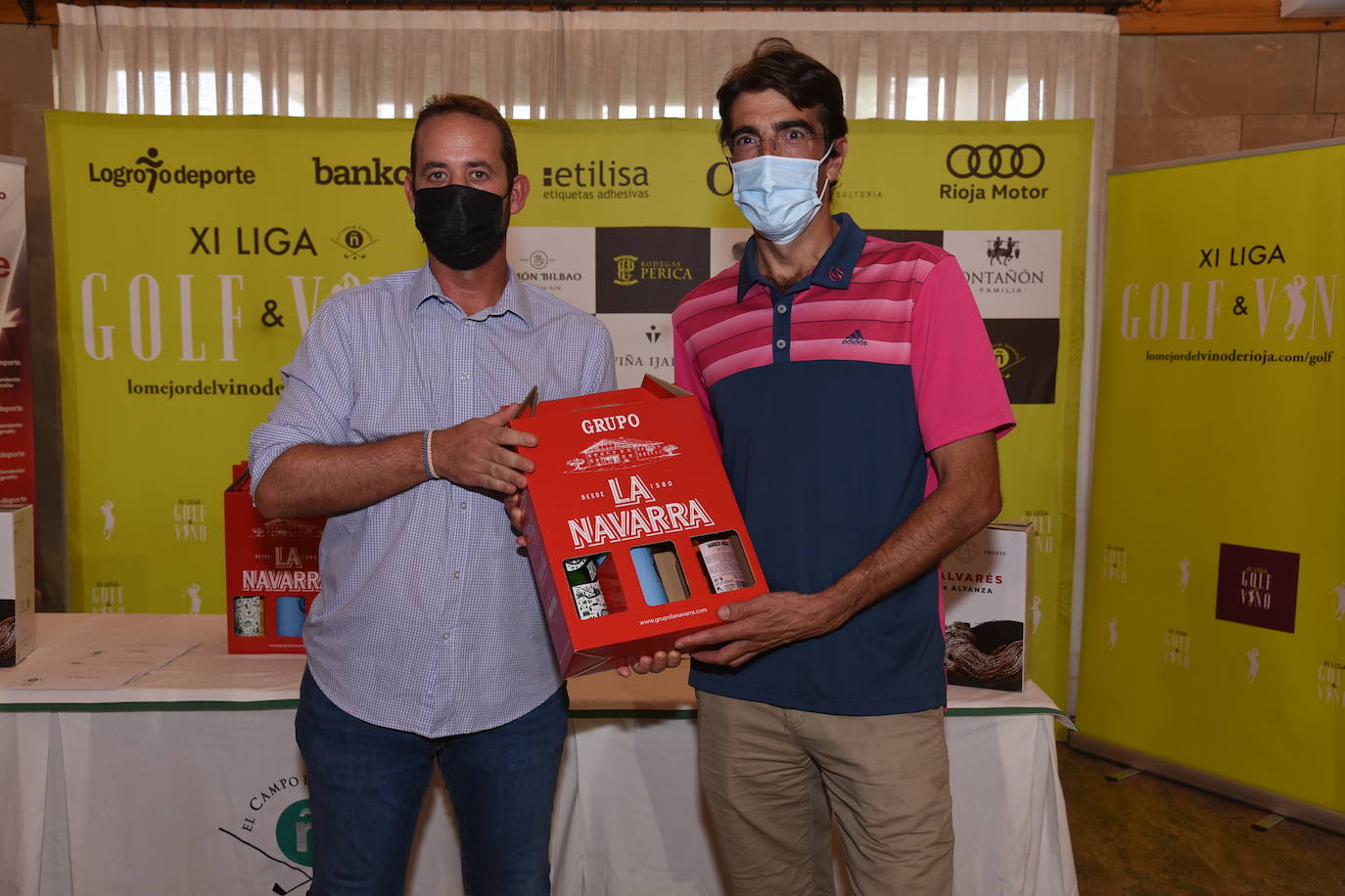 Los ganadores del torneo de los patrocinadores de la Liga de Golf y Vino recibieron sus premios. 