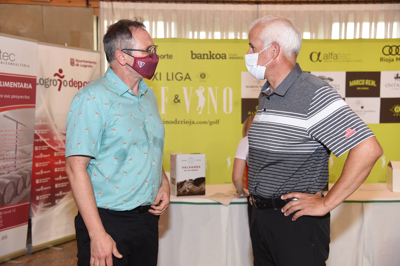 Los participantes el el torneo de los patrocinadores de la Liga de Golf y Vino recibieron sus premios. 