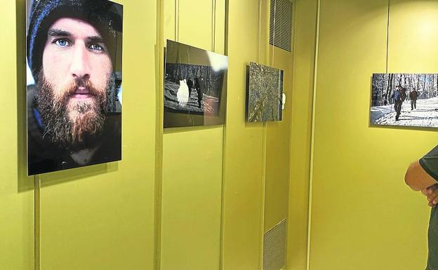 Un visitante observa algunas de las veinte fotografías que integran la muestra. 