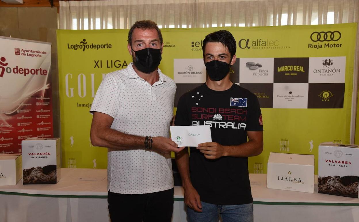 Miguel Sáenz entrega el premio al ganador, Jon Ander Gurrutxaga. 