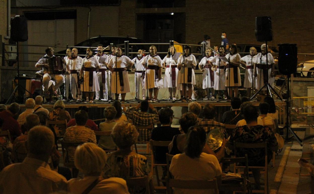 Los Amigos de la Jota actuaron anoche en la plaza del Trinquete dentro del ciclo 'El Burgo suena' ante el público que llenó el perímetro. 