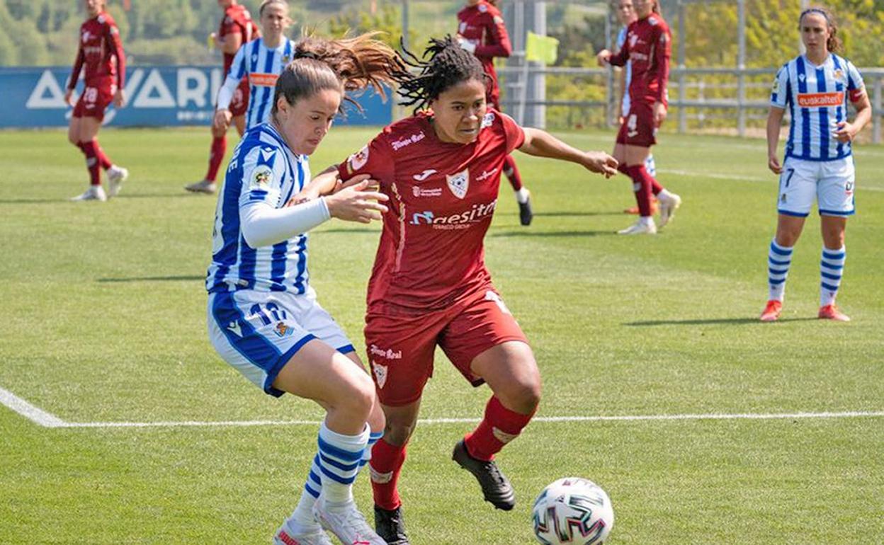 Pugna por el balón entre Ida Gehai y una futbolista de la Real Sociedad. 