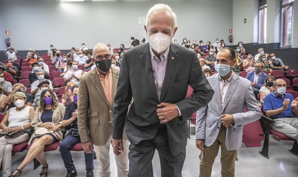 Pedro José Campos sube al estrado del Aula Magna del edificio Quintiliano para dictar su última lección de ciencia y vida