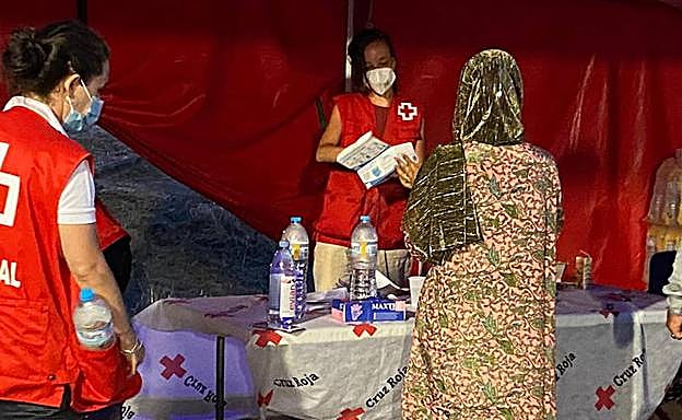 María Madorrán visita las instalaciones de la Cruz Roja en la que residen 19 refugiados afganos