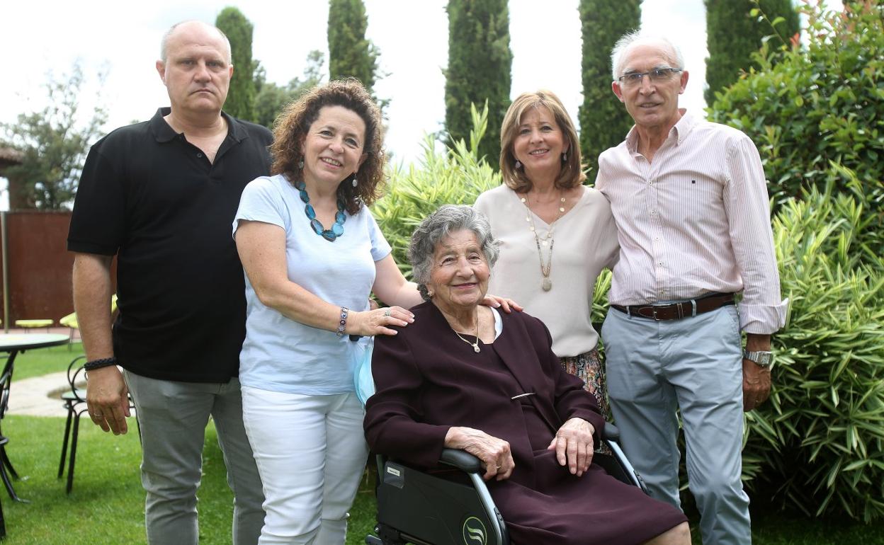 Ramona, ayer rodeada por sus hijas Pilar (izda.) y Rosa Nieves y sus yernos Juan José y Justino. 