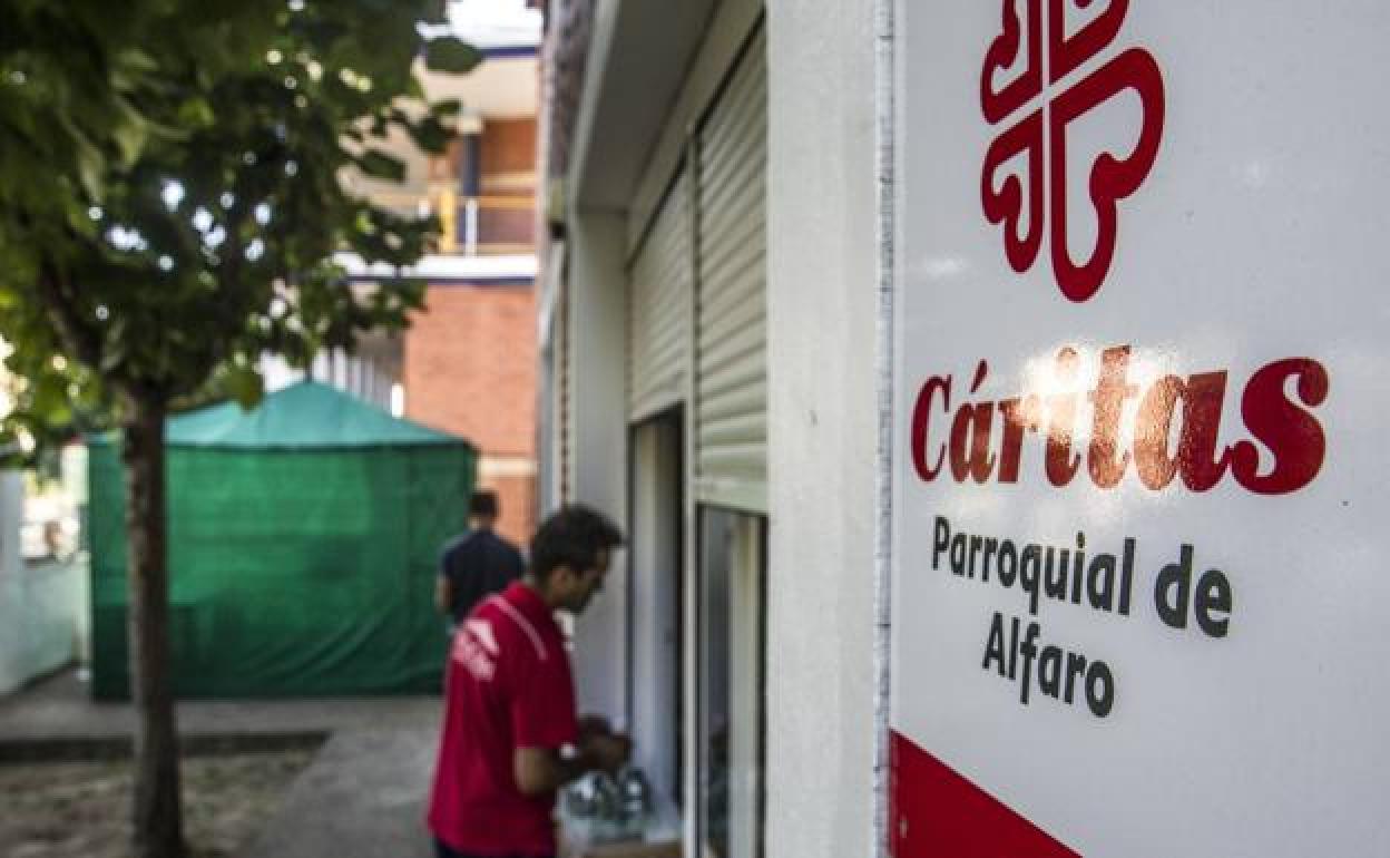 Cáritas cambia el reparto de comidas a temporeros a la tarde