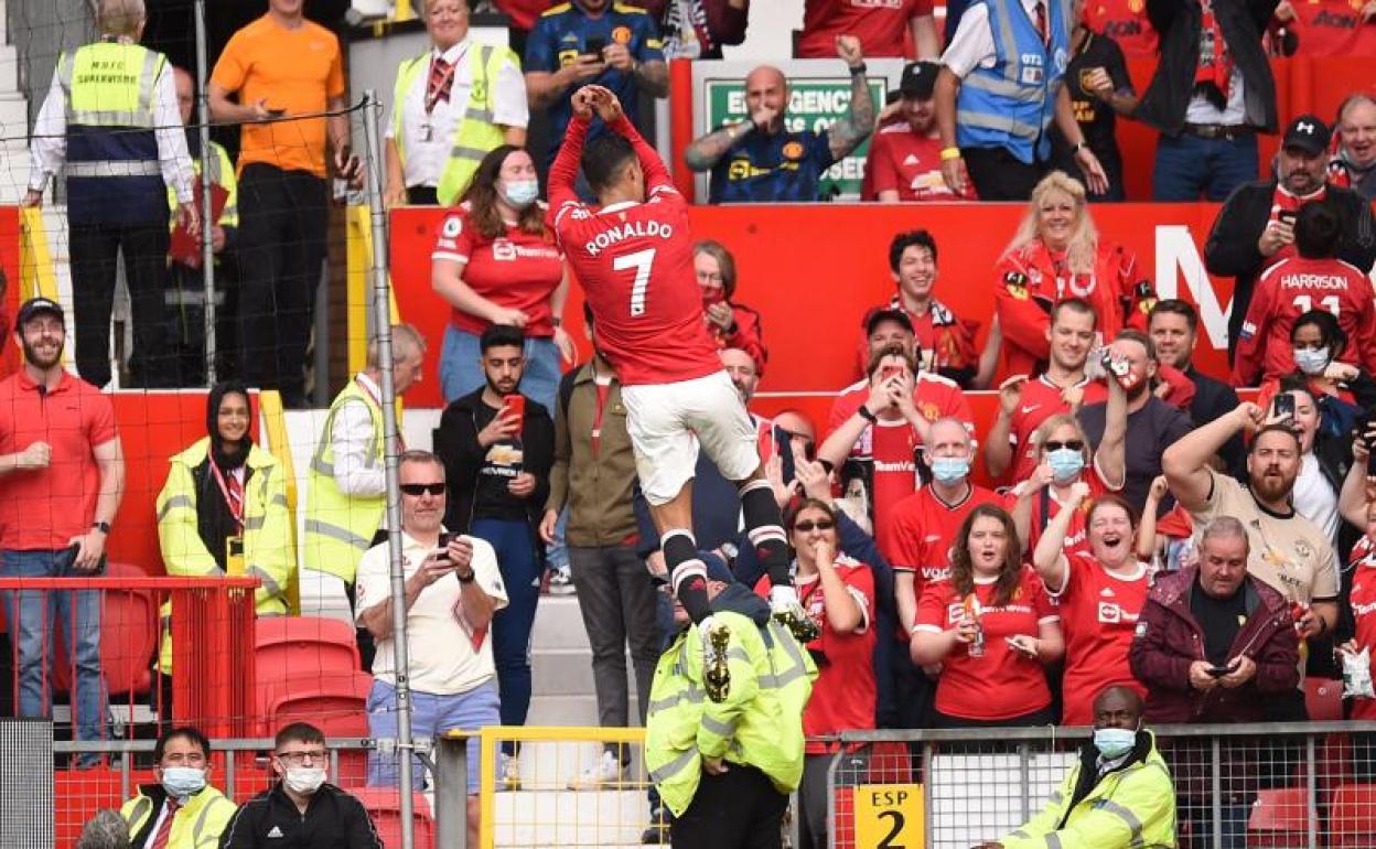 Cristiano Ronaldo celebra su primer gol al Newcastle.