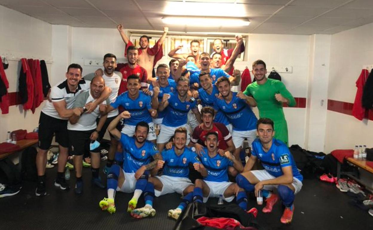 Los jugadores de la UD Logroñés celebran el triunfo en el vestuario. 