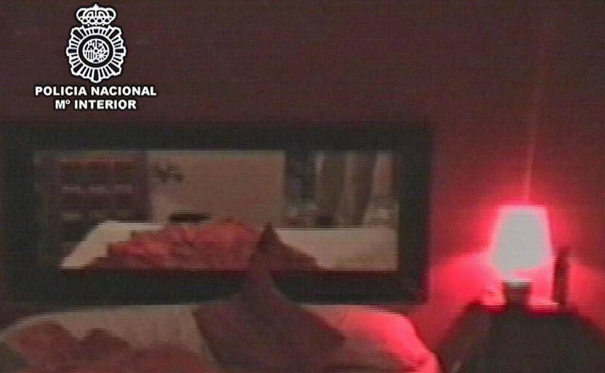 Una habitación donde una banda criminal, desmantelada por la policía, explotaba sexualmente a hombres.