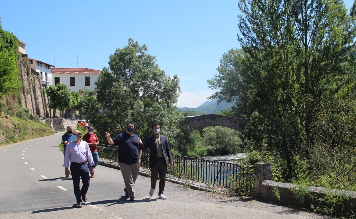Urquía, Martínez Astola y Dorado pasean por la LR-330 en Torrecilla. 
