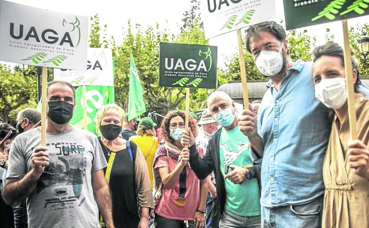 Un grupo de agricultores de la UAGAalavesa en la manifestación de ayer de Logroño. 