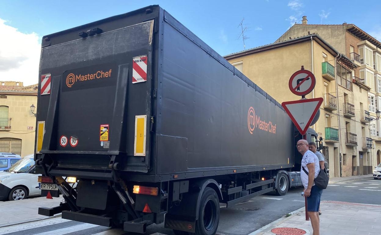 El tráiler de MasterChef durante la maniobra de acceso a la entrada de Los Agustinos. 