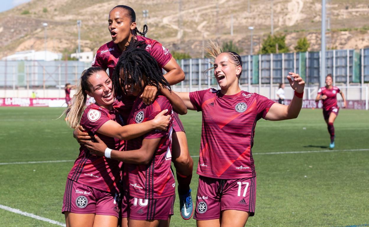 Las jugadoras del DUX Logroño celebran su victoria en el Mundial'82. 